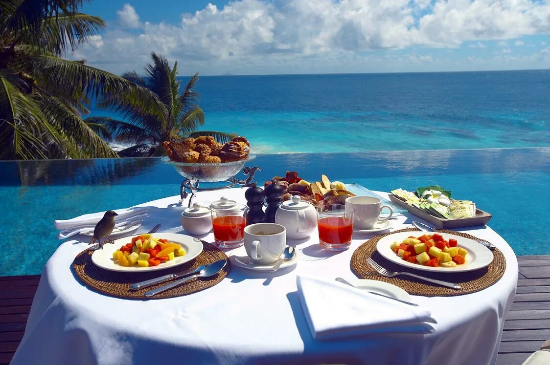 Курорт без мужа. Завтрак у моря. Столик у моря. Столик с видом на море. Завтрак на морском побережье.