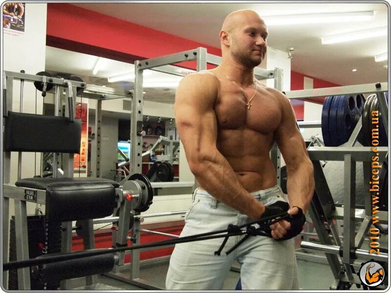 Можно ли эспандером накачать. Накаченное предплечье эспандером. Упражнения с резиновым эспандером на грудные мышцы. Можно ли эспандером накачать. Сгибание рук с эспандером.