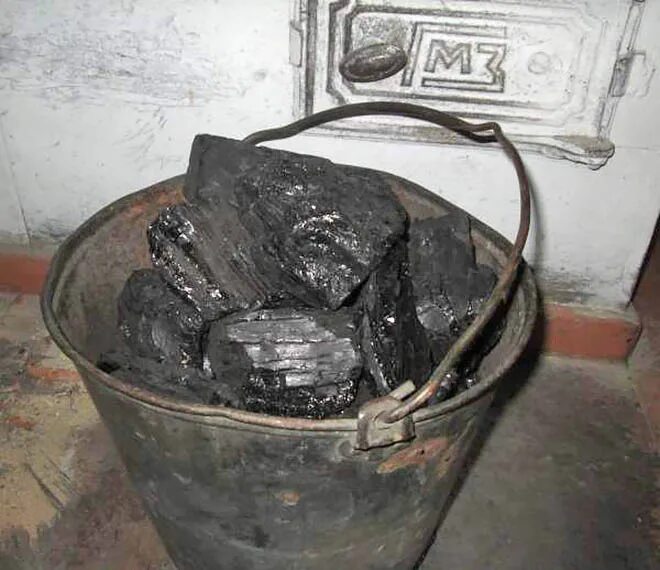 Уголь в печи. Печка для углей. Печь для угля каменного. Топить печь углем.