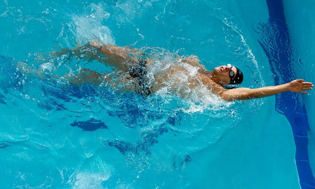 Человек плавает. I swimming very much. Эстафеты в бассейне. Триатлон плавание. Плавание картинки.