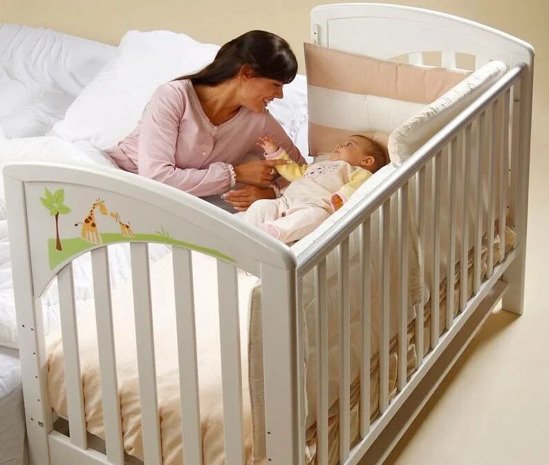 Детская кроватка italbaby овальная. Детская кроватка для новорожденных. Детские кроватки для новорожденных. Когда покупать кроватку для новорожденного. Малыш в кроватке.