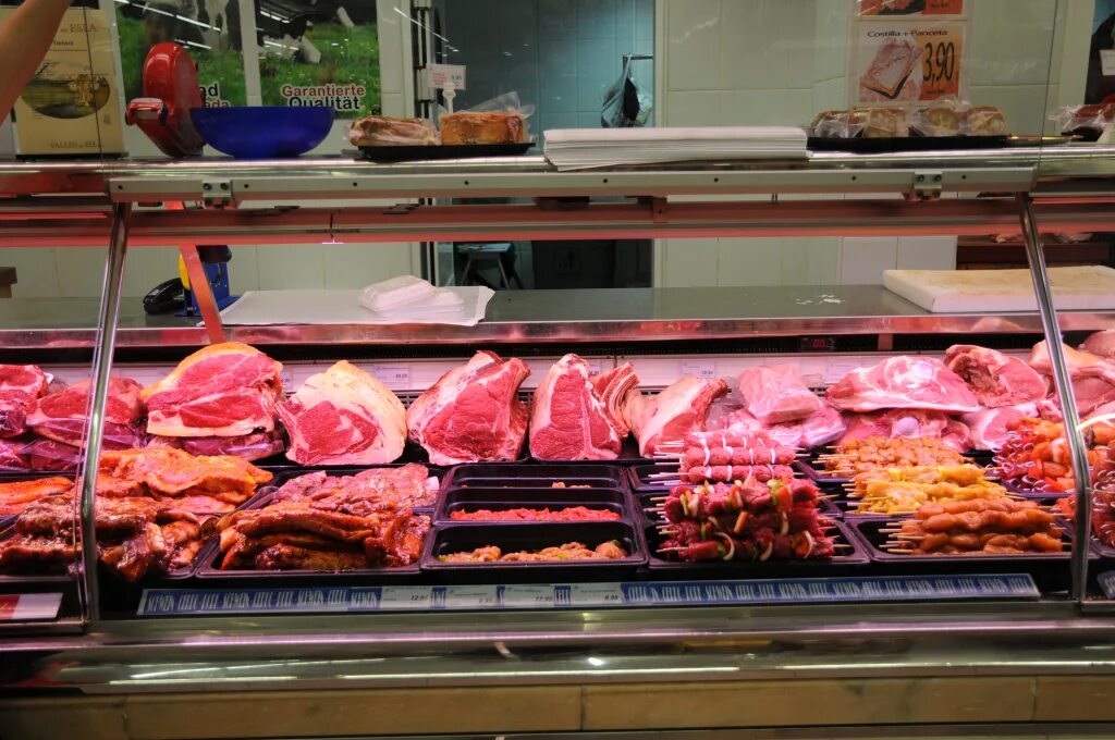 Куда можно сдать мясо. Прилавок мясного магазина. Объявление о закупке мяса. Куда можно сдать мясо. Мясо говядина на базаре.