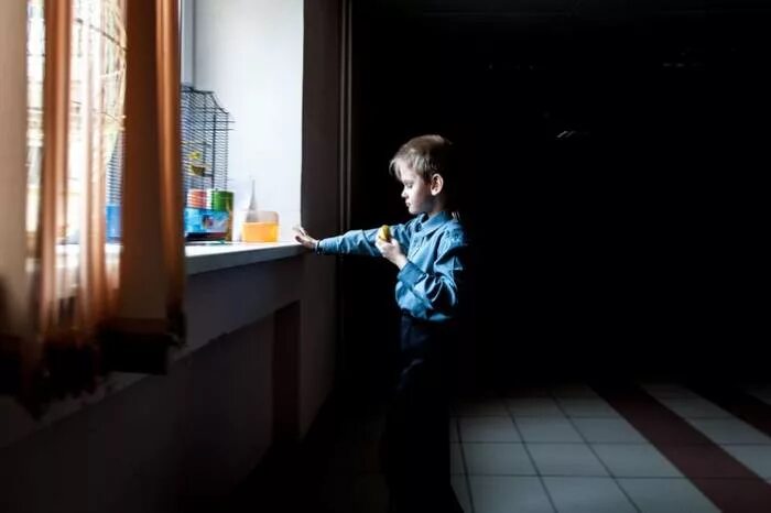 незрячий ребёнок на лестнице. школа для слабовидящих детей. детский дом для слепых. школа для инвалидов. дом слабовидящий.