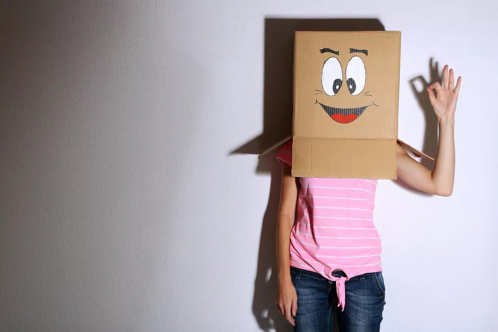 девушка ходит с коробкой на голове. девушка с бумажным пакетом на голове. девушка ходит с коробкой на голове. бумажный пакет на голове. девушка ходит с коробкой на голове.