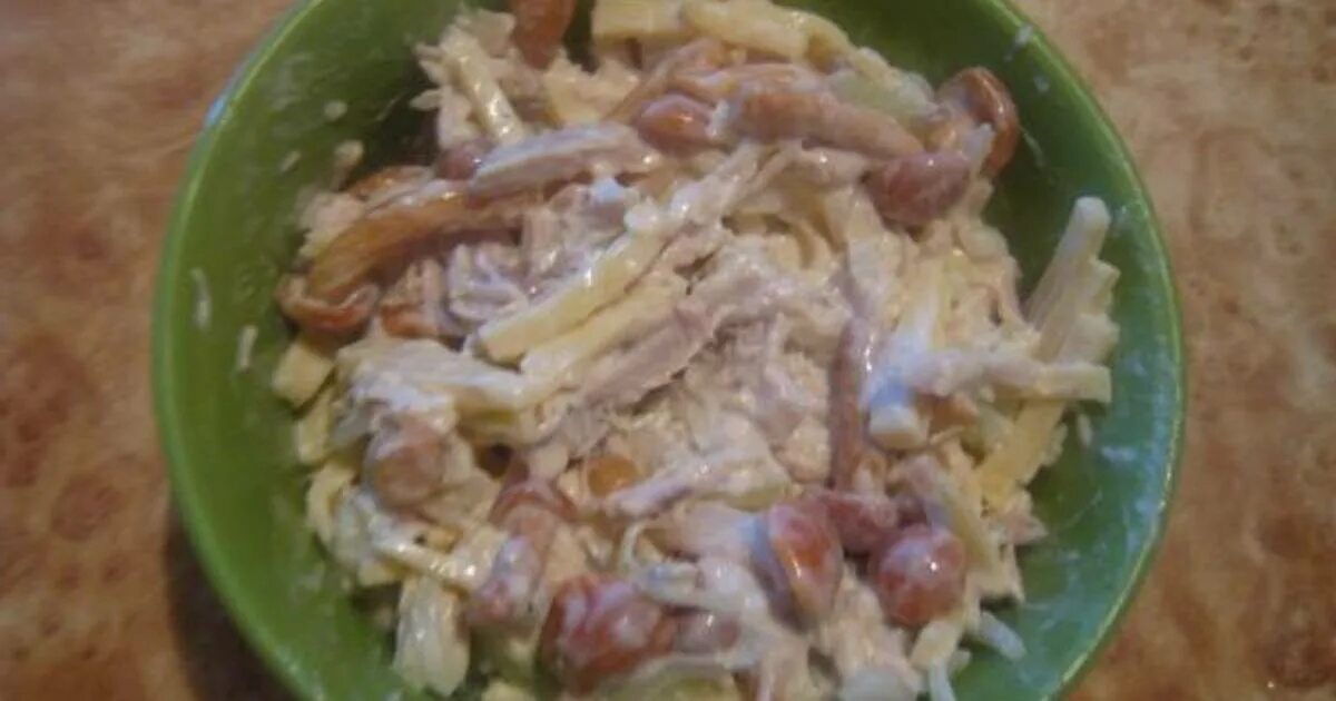 Салат с опятами и вареной курицей. Салат с опятами. салат с опятами и копченой курицей. салат с курицей опятами и картофелем. курица ананас яйцо опята маринованные салат.