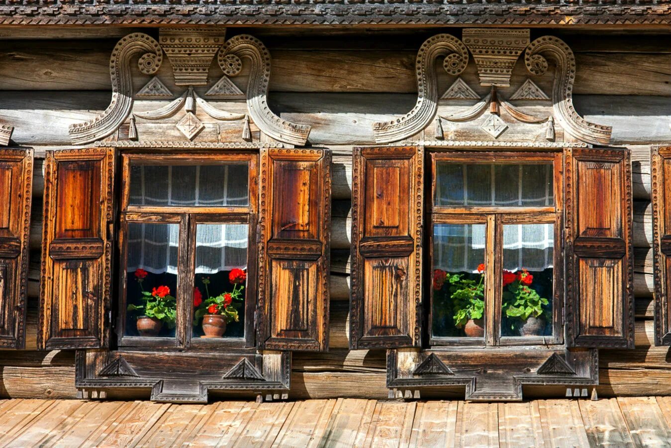 Window русский. Старинное деревянное окно. Вид из деревенского окна. Наличники со ставнями. Window русский.