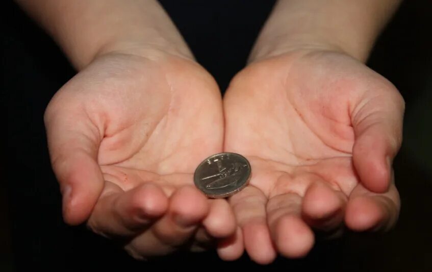 Рука держит деньги. Рука просит денег. Рука просит денег. Протянутая рука с деньгами. Просящие руки.