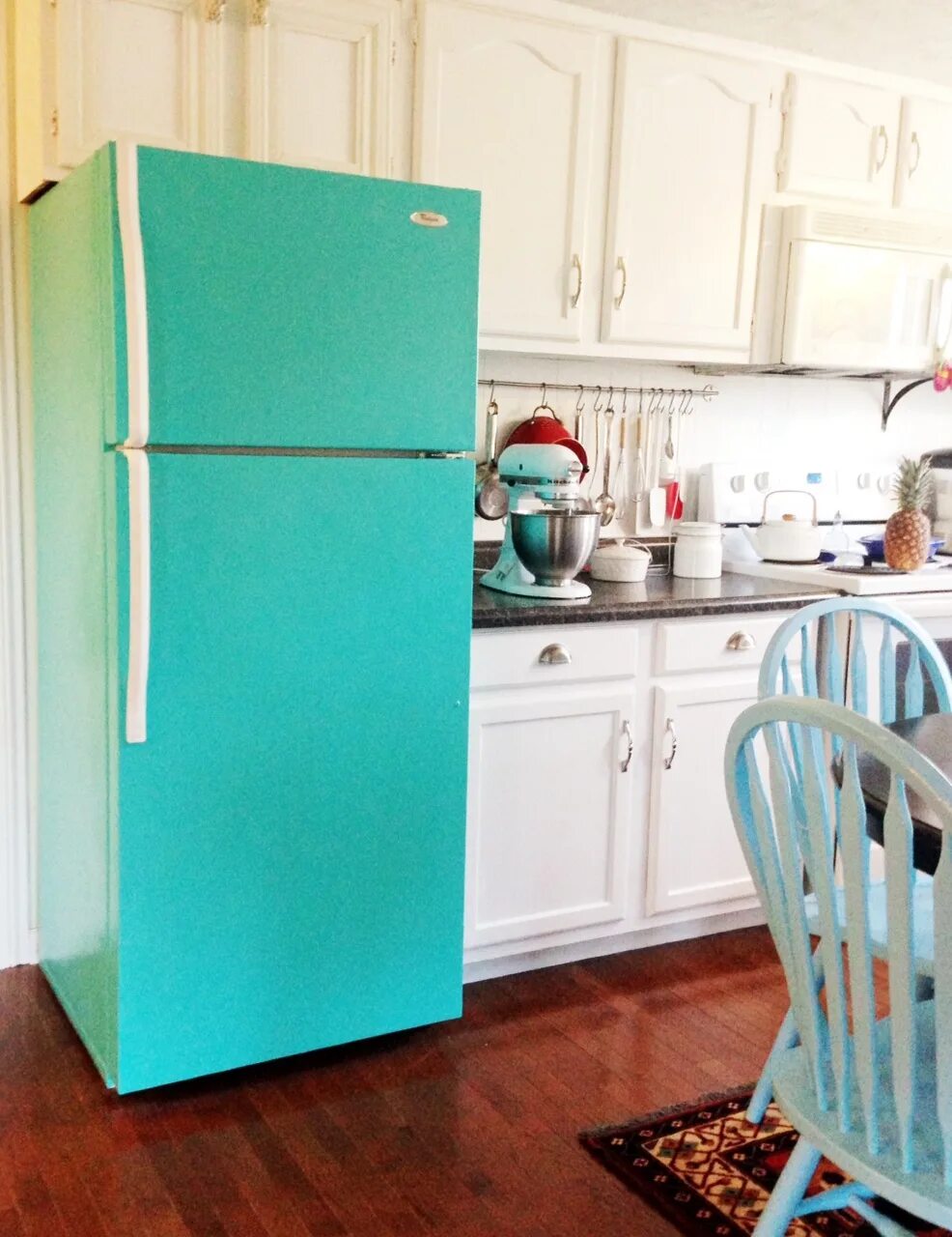 Покрасить холодильник в домашних условиях какой краской. Холодильник в интерьере. Крашенный холодильник. Покрасить холодильник. Крашеный старый холодильник.