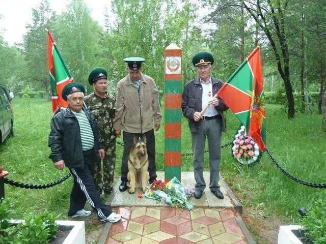 Погода г пласт челябинской. Памятник пограничнику в Пласте Челябинская область. День пограничника Челябинск. Памятник пограничникам город пласт. Пласт памятники солдату.