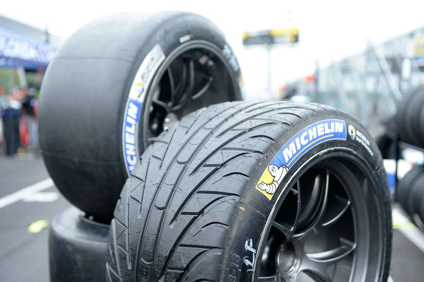 Tyres шины спб. Гоночные шины Мишлен. Michelin полуслики. Пирелли полуслик. Michelin s9b спортивные шины.