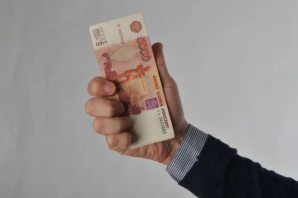 15 тысяч проданных. 15 тысяч рублей. 15 тысяч рублей картинка. фото 15 тысяч рублей в руках. фото в руках 15 тыс.