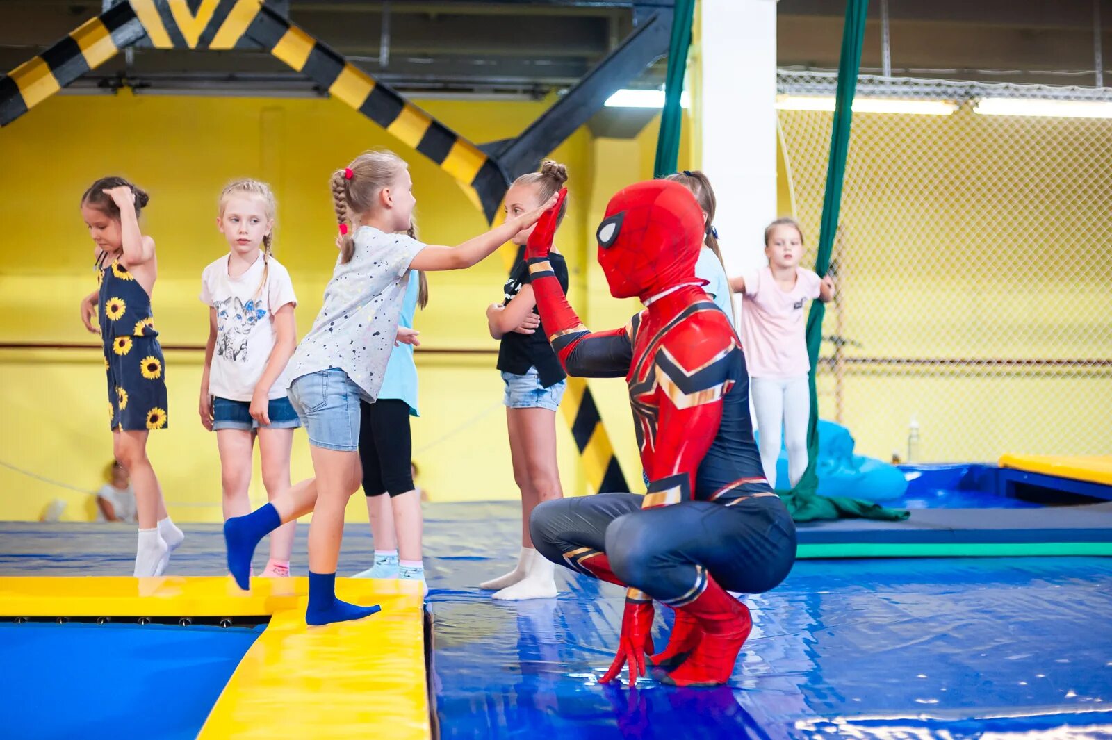 Спорт развлекательные программы. Дети в батутном парке. Джамп Кемерово. Апачи джамп Кемерово. Детская развлекательная программа на батуте.