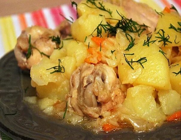 Картошка с капустой и куриным филе. Тушёная картошка с курицей. тушёная капуста с картошкой. крылья с картошкой тушеные. тушёная капуста с картошкой и курицей.