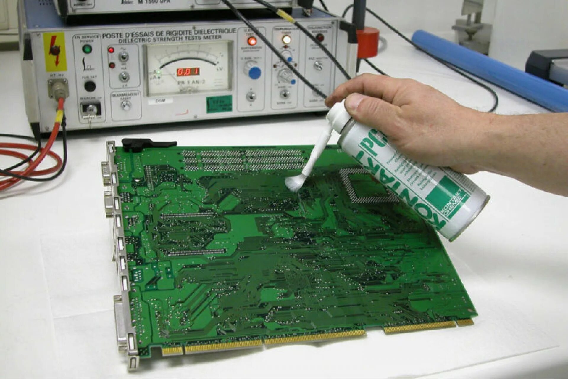 Средство для чистки плат микросхем. Зачистка платы. Защитные покрытия печатных плат. Электронная почистить. Электронная сигарета с картриджами.