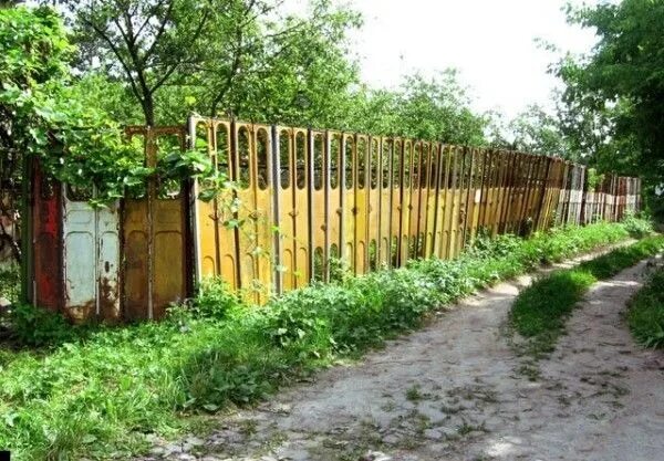 В Энгельсе найден забор с двумя десятками дверей (ФОТО)