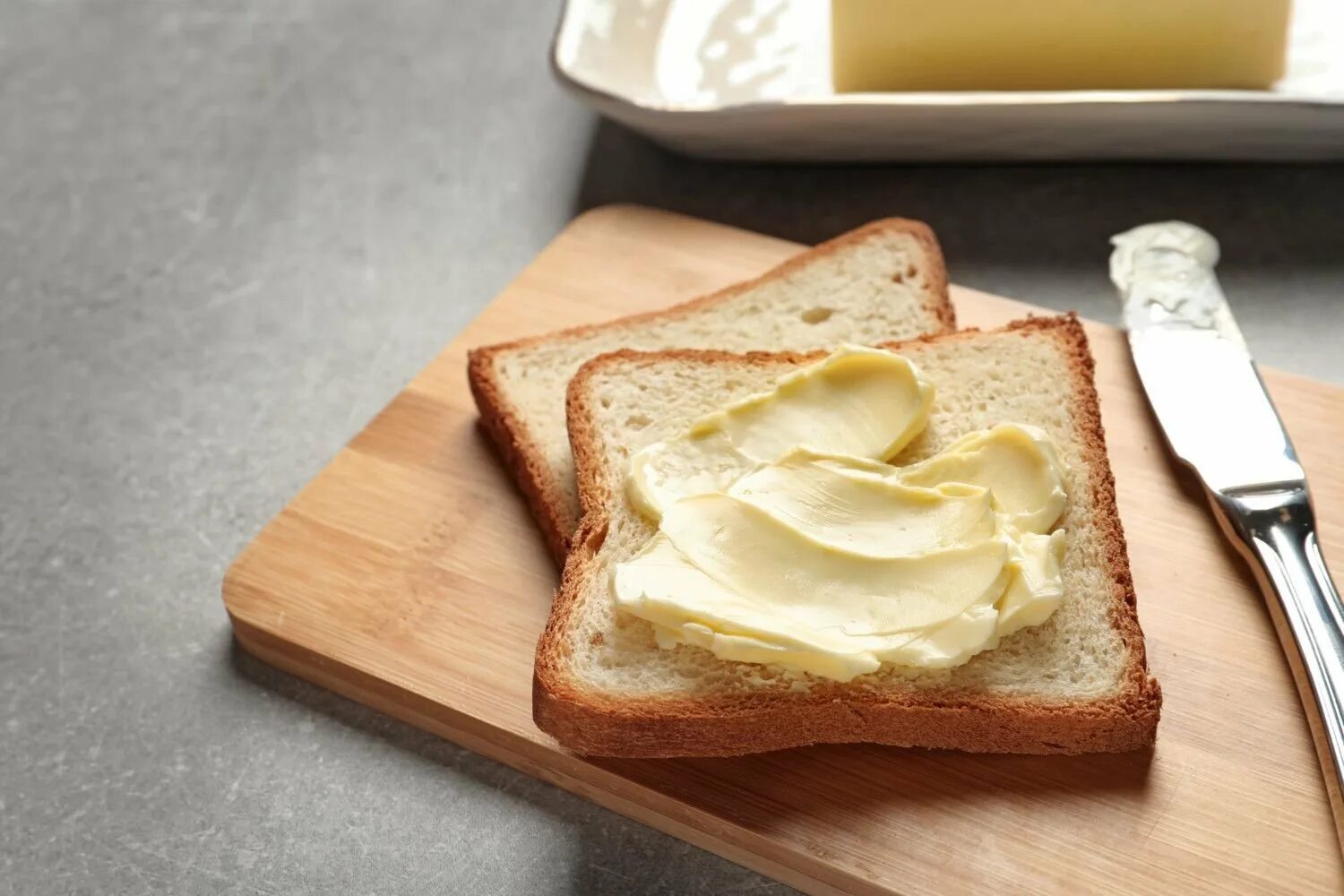 Сливочное масло на хлебе. Бутерброды с маслом на завтрак. Бутерброд хлеб с маслом. Сливочное масло на хлебебе. Сливочное масло на завтрак