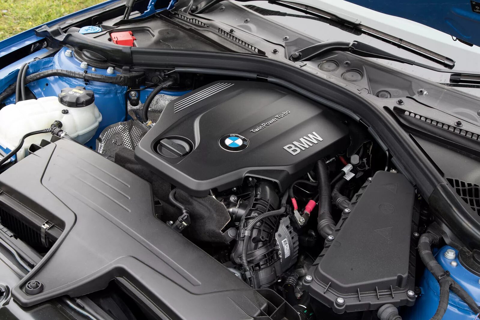 Bmw x3 n20. Bmw x3 f25 мотор. Подкапотное пространство bmw x3 f25. X3 f25 3. Двигатель бмв n20b20.