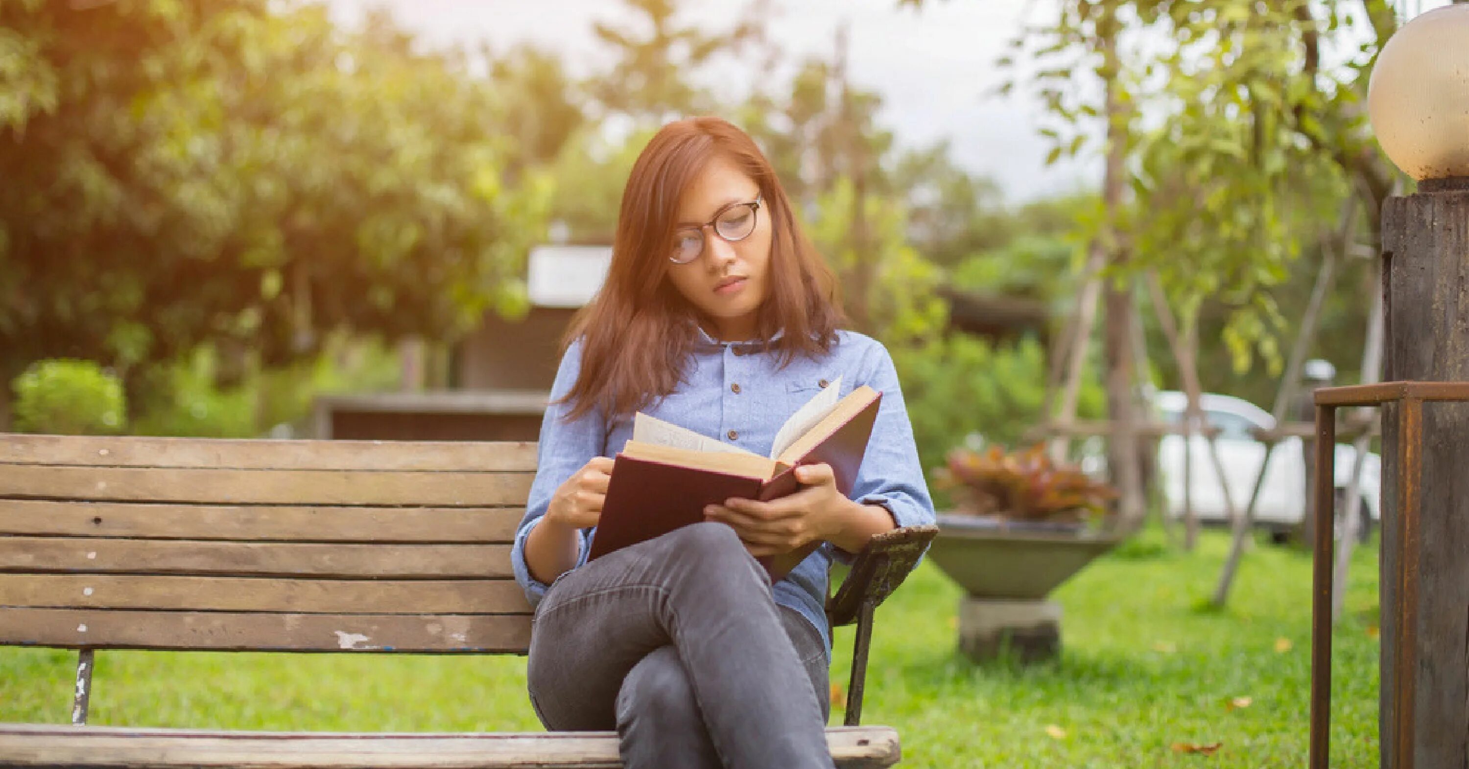 Чтение на скамейке. Девочка с книжкой на скамейке. Девушка читает книгу. Девушка с книгой на скамейке. Сидящая женщина с книгой