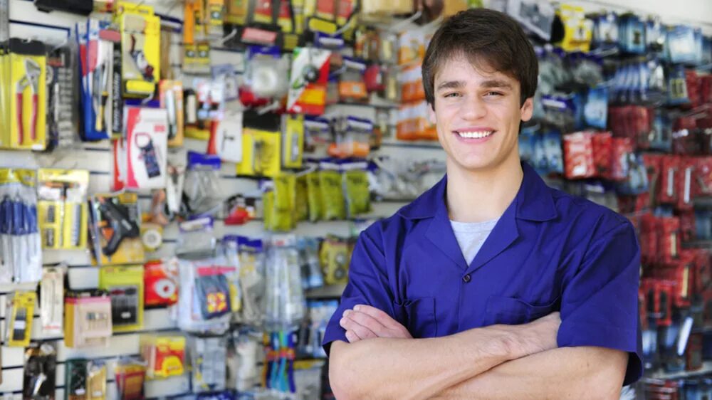 Красивый продавец. Продавец в супермаркете. Мужчина работает в магазине. Продавец в магазине. Работник супермаркета.