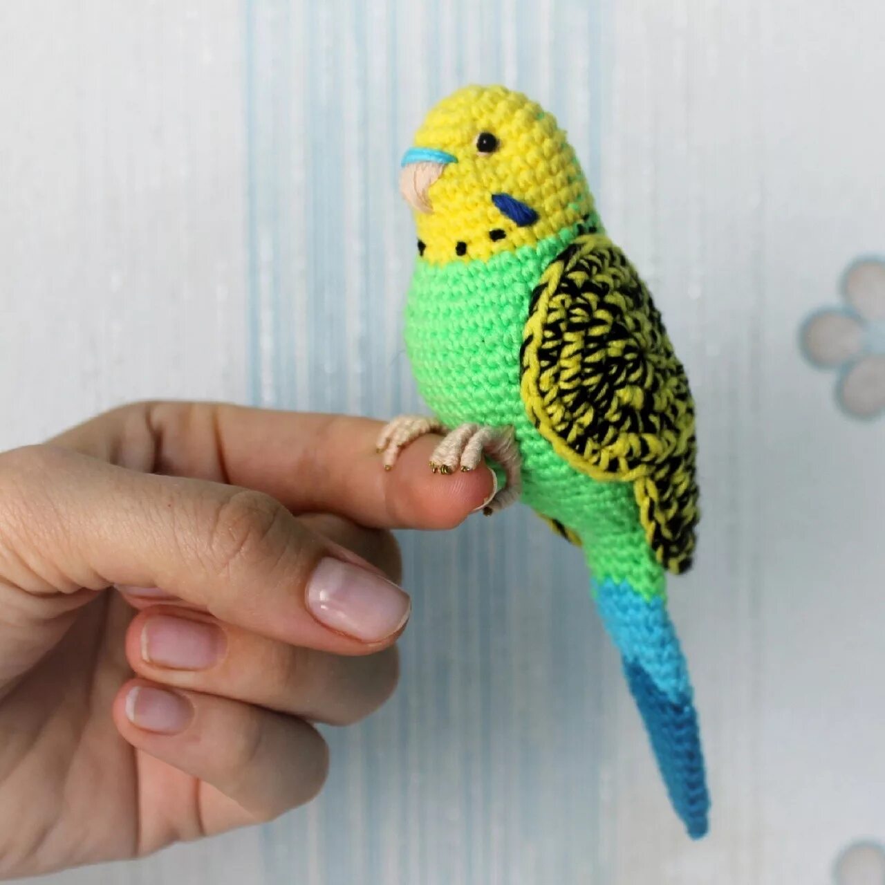 вязаный попугай корелла. волнистый попугай зеленый кеша. игрушки для попугаев волнистых. клетка для волнистого попугая. ручной попугай.
