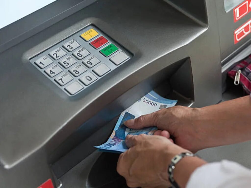 Т банк валютный банкомат. Банкомат италия. Банкомат тинькофф. Atm банкомат. Доллары в банкомате.