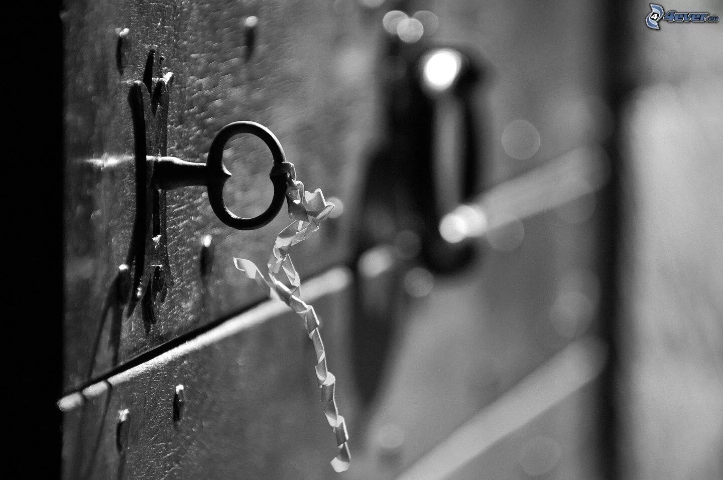 Ключ в замке квартиры. Старинная дверь с ключом. Крюк дверной. Замок для двери. Старинный ключ.