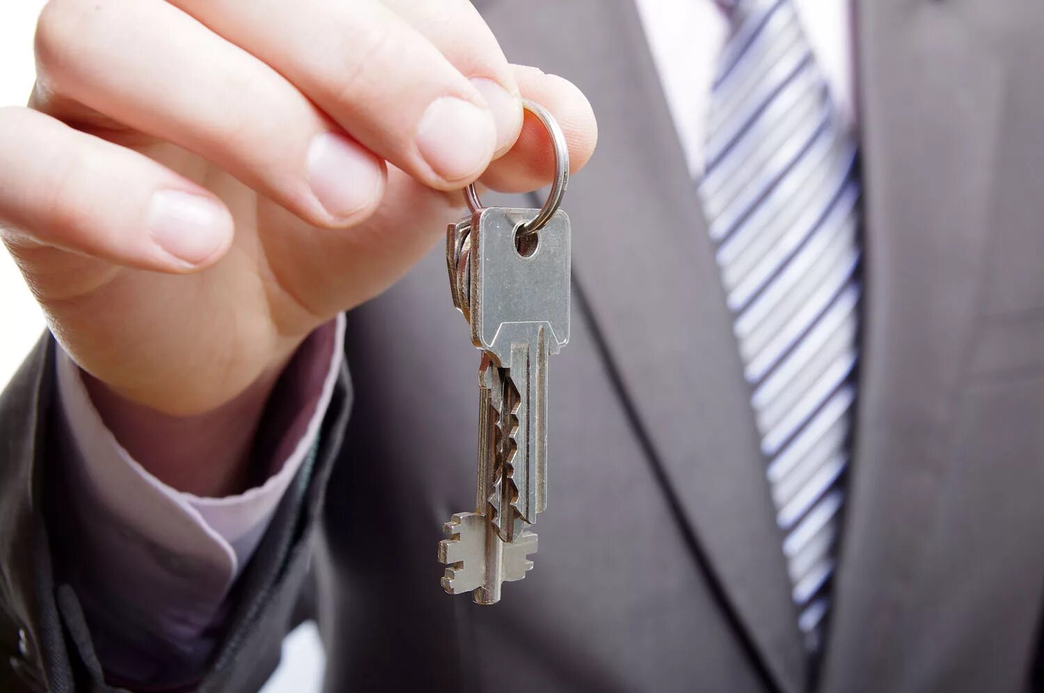 Запиши по группам ключи от квартиры. Ключи от квартиры. Вручают ключи от квартиры. Квартира ключи. Протягивает ключи от квартиры.