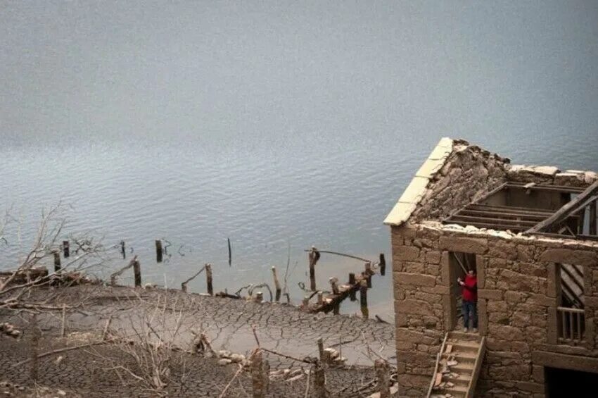Утонувшая деревня. Деревня Асередо. Деревня Асередо Испания. Затонувшая деревня. Затопленные деревни.