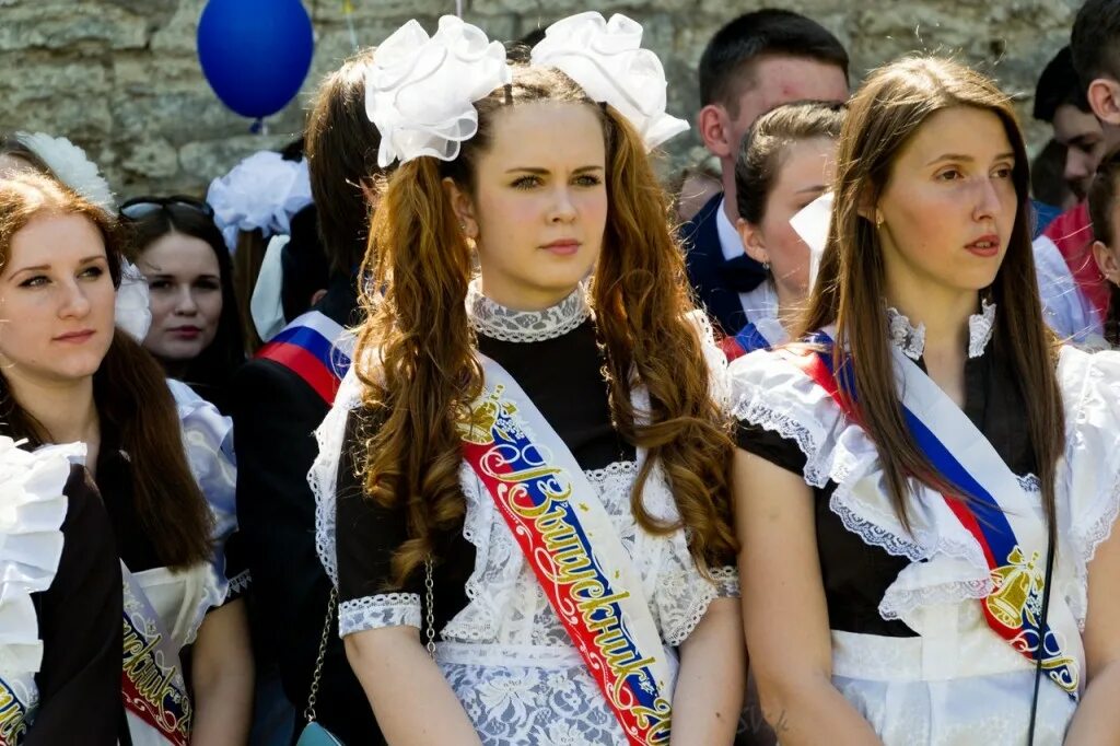 Выпускницы 2013. Последний звонок выпускники. Фотосессия последний звонок. Видео классники