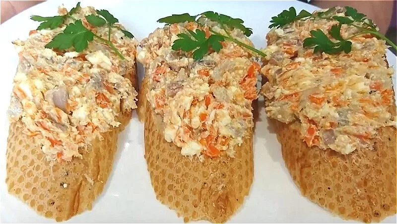 Намазка из моркови и плавленного. Селёдочный форшмак классический. Форшмак с плавленым сыром и морковью. Форшмак из селедки с морковью. Форшмак с плавленным сыром и морковью.