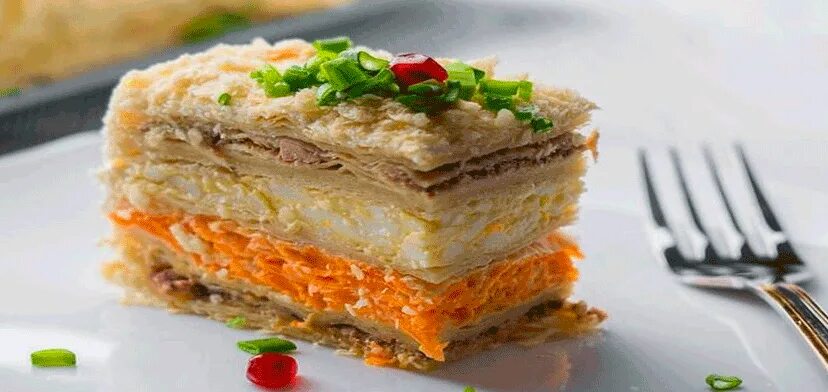 Рыбный пирог из коржей с консервой