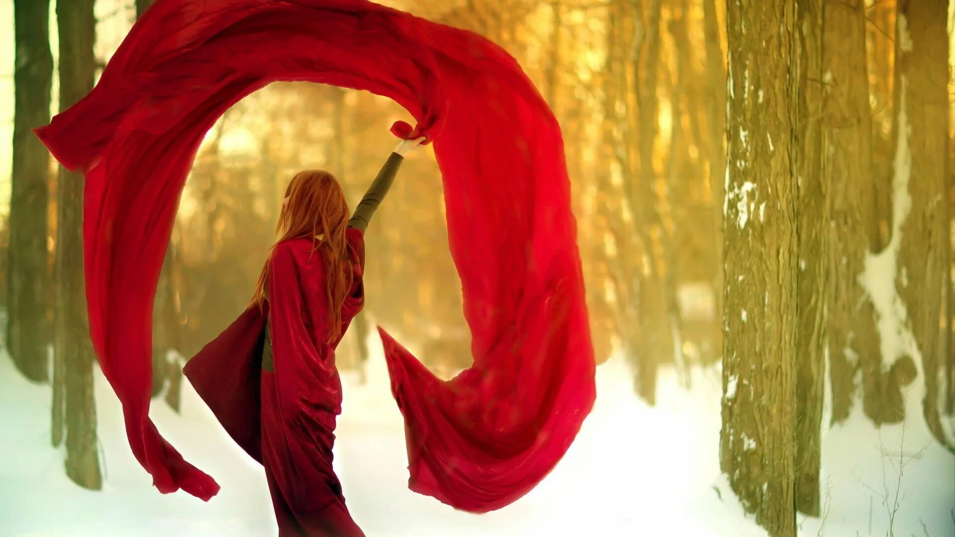 Девушка в Красном плаще. Девушка в Красном шарфе. Фотосессия в Красном платье на снегу. Девушка в Красном платье в лесу зимой.