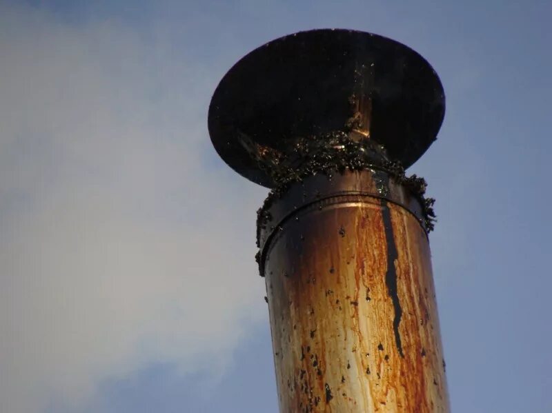 Дымоход на крыше. Пожар дымохода. Почему печные трубы. Узел обкладки кирпичной дымовой трубы. Труба на крыше.