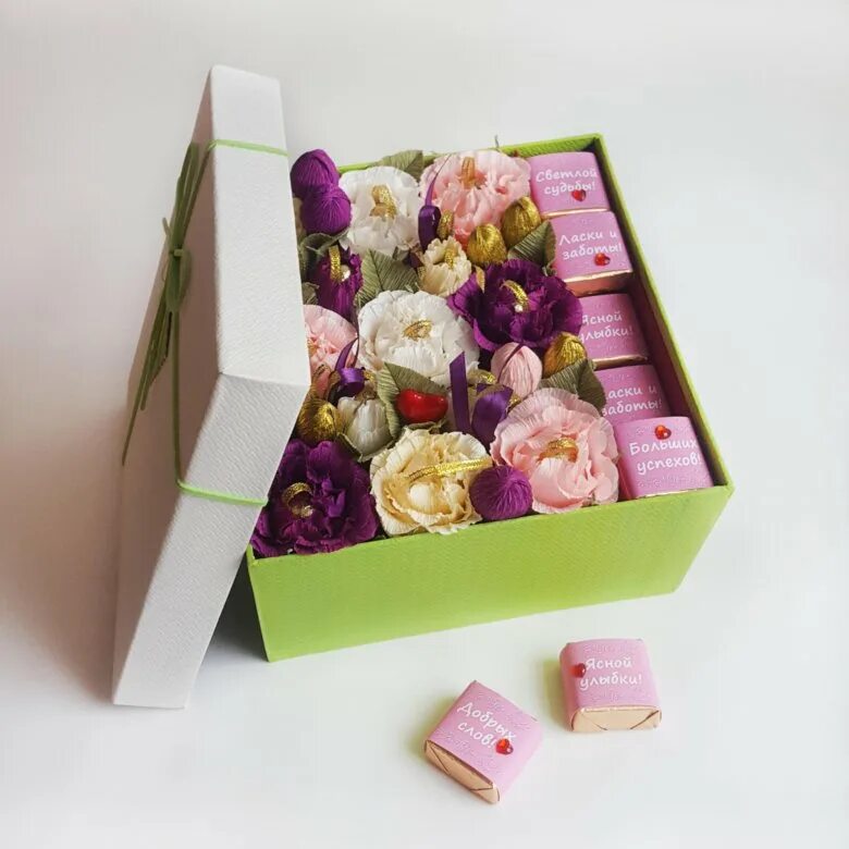 Коробочка со сладостями. Цветы из гофрированной бумаги с конфетами в коробке. Коробочка конфетка. Коробочка с конфетами своими руками. Коробочка для конфет своими руками.