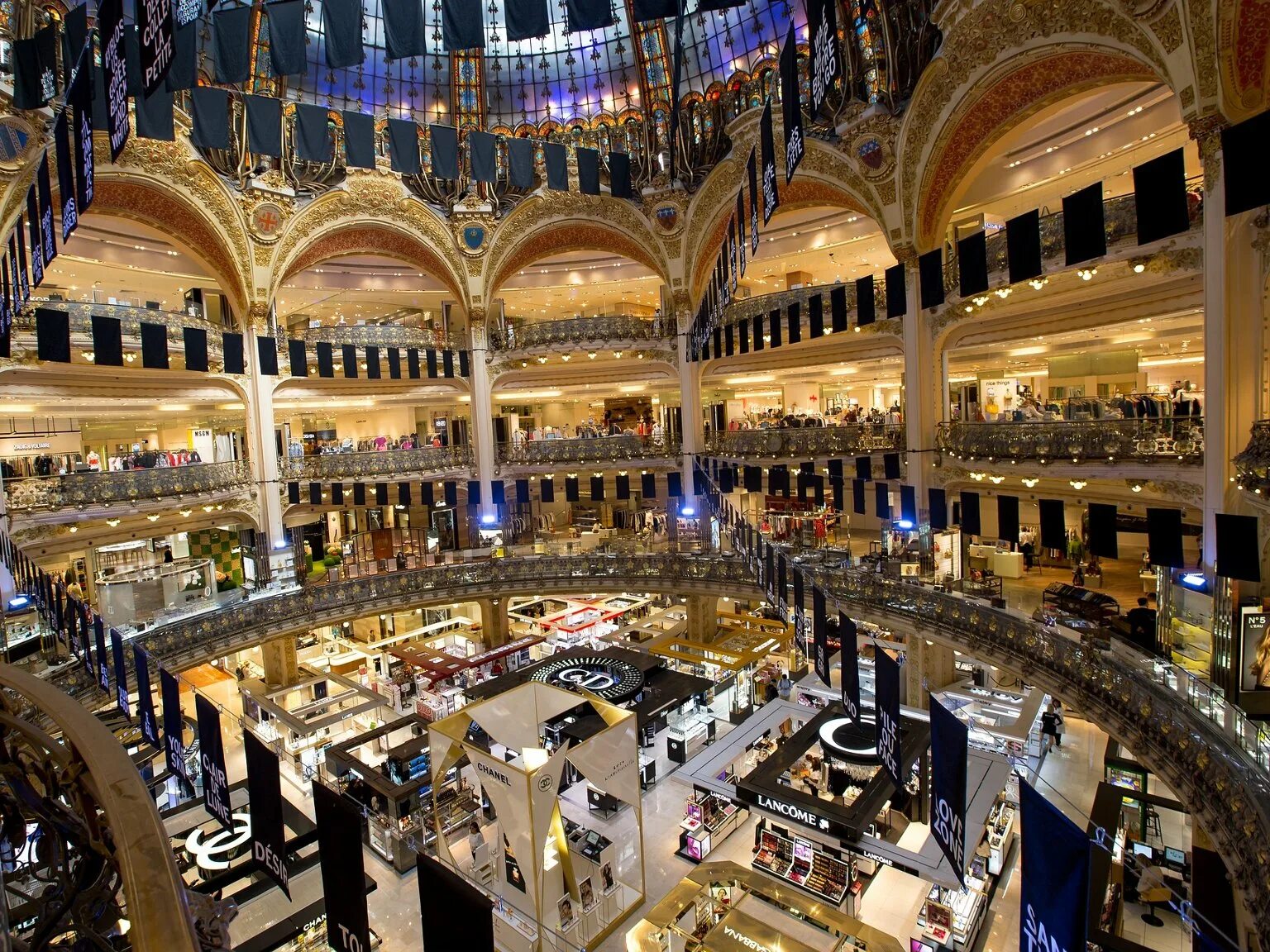 Shopping france. Франция покупки. Девушки с покупками в париже. Аутлет париж la valley village. Галерея лафайет в париже.