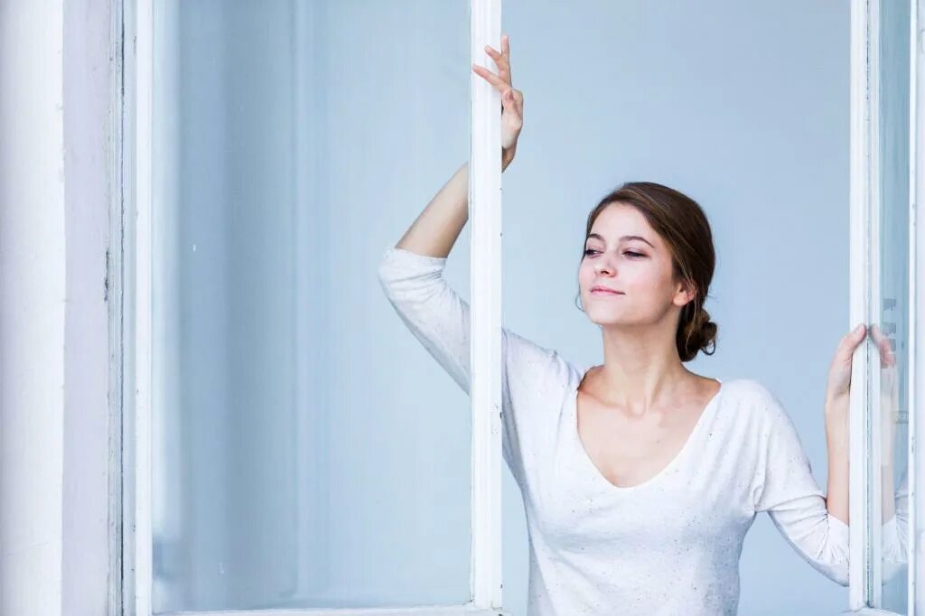 Проветривание помещен. Открытое окно. Проветривание помещений. Проветривайте помещение. Чаще проветривайте помещение.