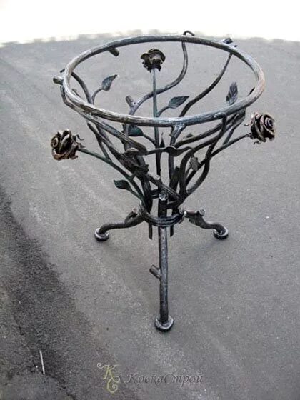 Кованые подставки для цветов на кладбище. Вазоны для цветов на кладбище. Кованый столик на кладбище. Подставка для вазонов из металла. Подставка для цветов на кладбище из металла.