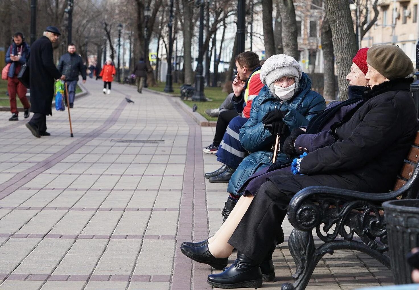 Кремль пенсионеры. Пенсионеры идут по улице лето. Люди под группой риска пожилые. Прогулки пожилых после ковид в масках. Пм пенсионера