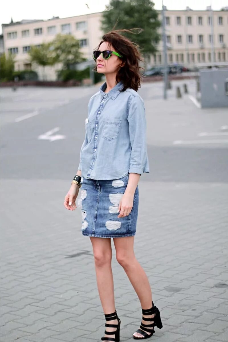 джинсовая юбка с джинсовой рубашкой. джинсовая рубашка с юбкой. джинсовая рубашка с юбкой. клетчатая рубашка с юбкой. модные образы.