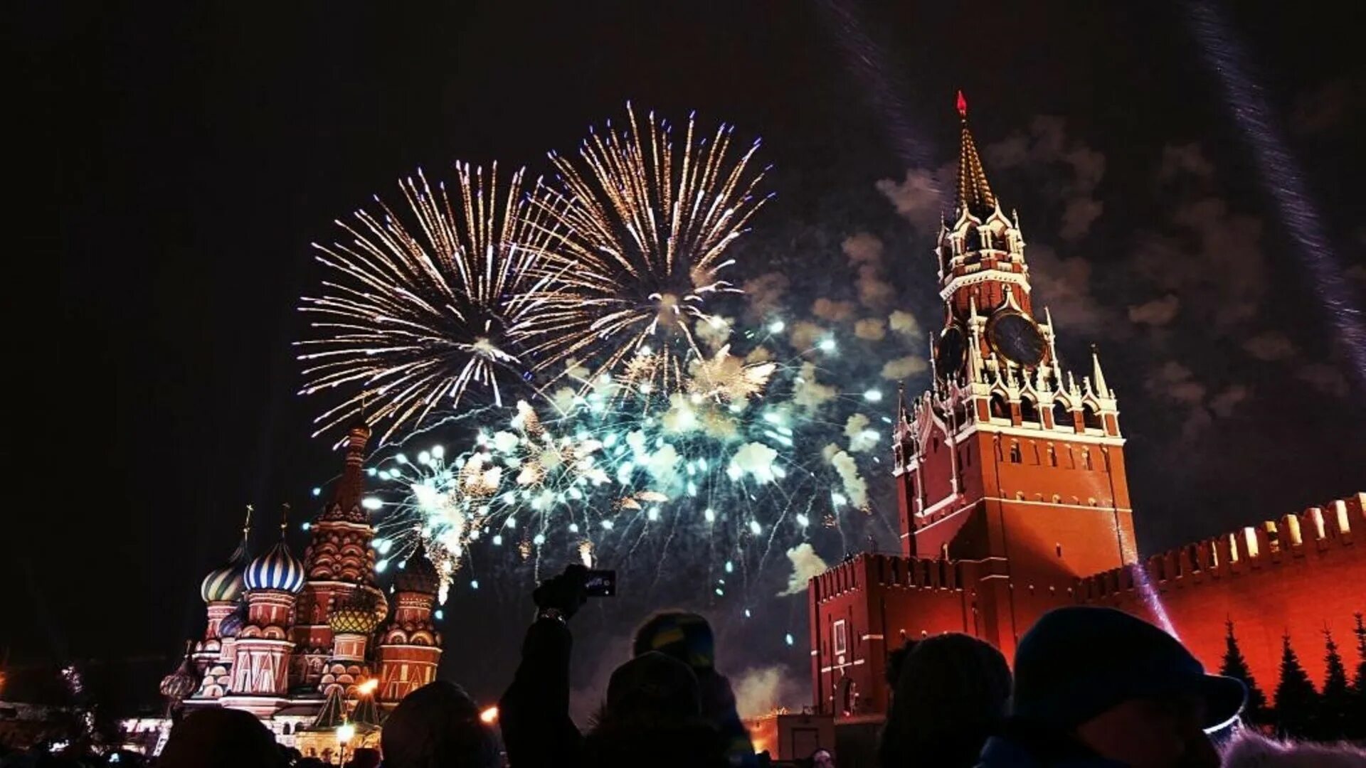 Кремлевский праздник. Спасская башня Кремля. Спасская башня Московский Кремль салют. Кремлевские куранты на красной площади. Бой Кремлёвских курантов Спасской башни.