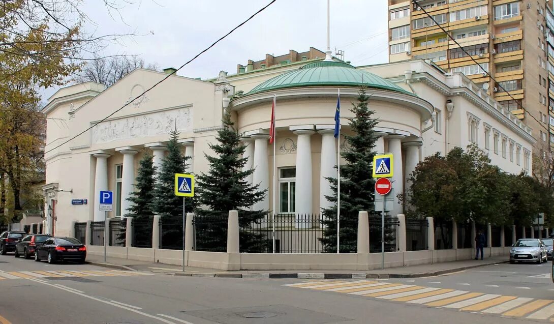 Посольство Австрии в Москве. Особняк Миндовского посольство Австрии. Староконюшенный переулок посольство Австрии. Консотдел посольства Австрии в Москве.