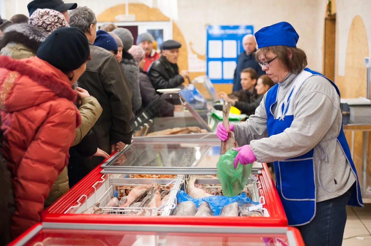 Первый социальный магазин. Рыбный магазин. Рыбные магазины в России. Рыбный магазин очередь. Рыба в магазине.