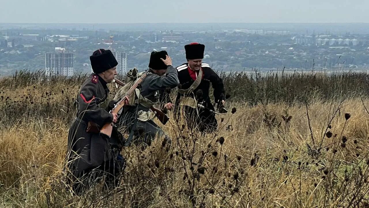 Выехали казаки. Казаки реконструкция. казачий окоп. военно- историческая реконструкция 24.09.2025. воинская честь.