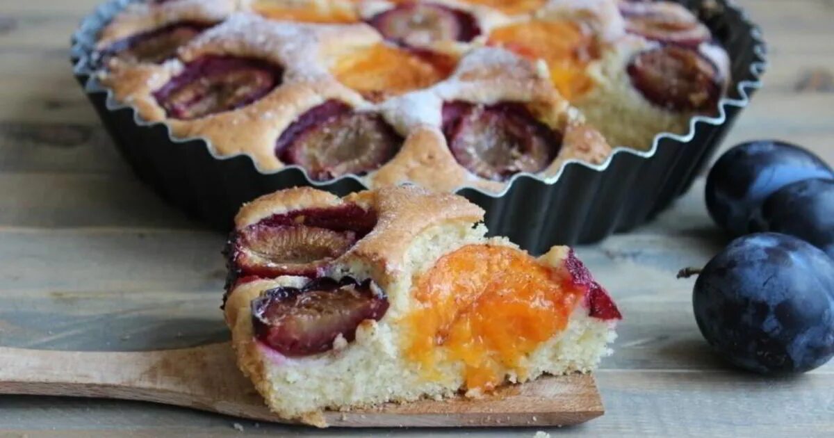 Песочное песочный сливовый пирог. Открытый песочный пирог со сливами. Шарлотка с яблоком и сливой. Сливовый пирог нью йорк таймс. Сливовый пирог нью йорк таймс.