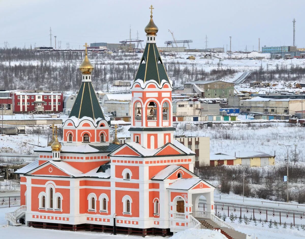 Город айхал. Храм Рождества Христова Айхал. Поселок Айхал Якутия. Храм Рождества Христова в п Айхал мирни. Достопримечательности Айхала Якутия.