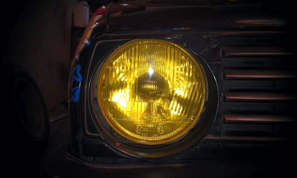 Желтые фары и глухая решетка Lada 2113, 1,5 л, 2006 года стайлинг DRIVE2