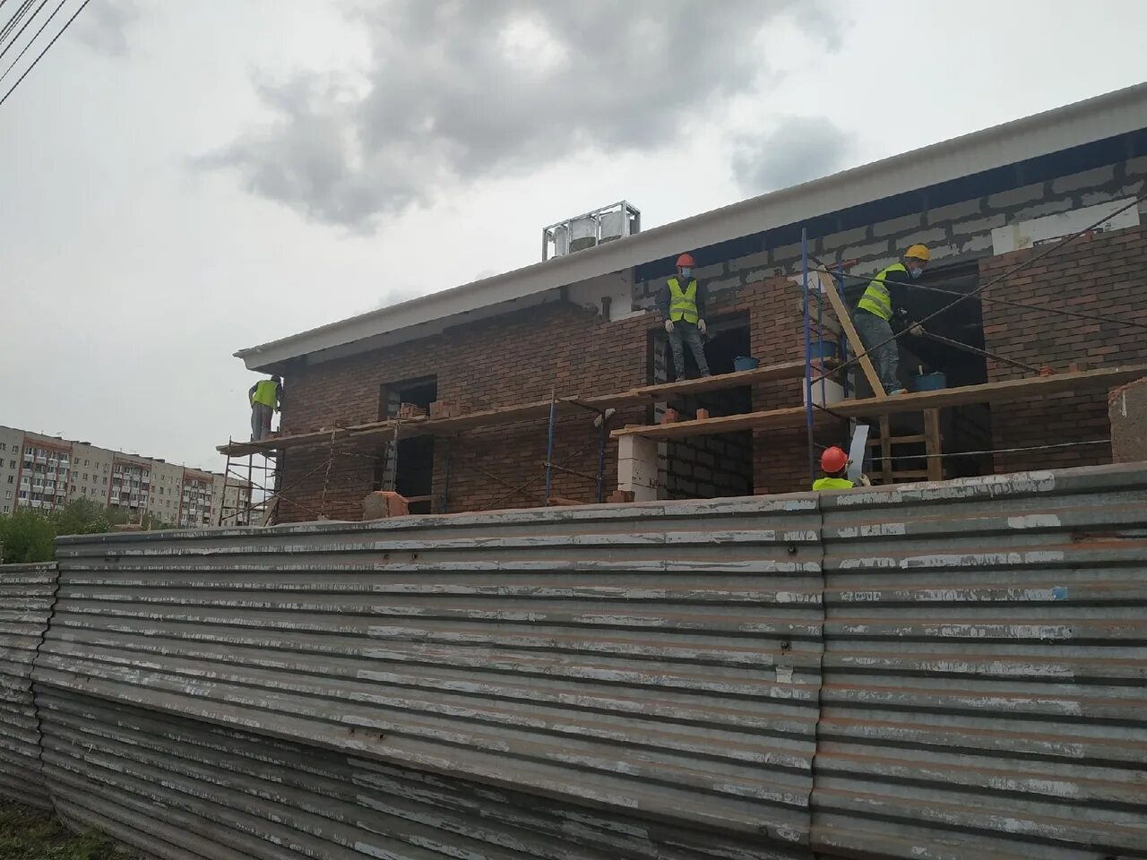 Сквер на улице максима горького. Школа 1 г. Тула работа зареченский. В туле построят. Тула ул карпова жк смарт квартал на октябрьской.