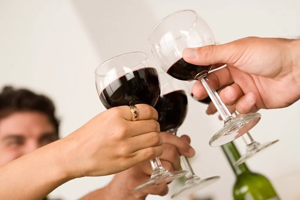 Чокаются виски. Зачем чокаются бокалами. Чокаются бокалами. Бокалы с вином чокаются. Почему люди чокаются.