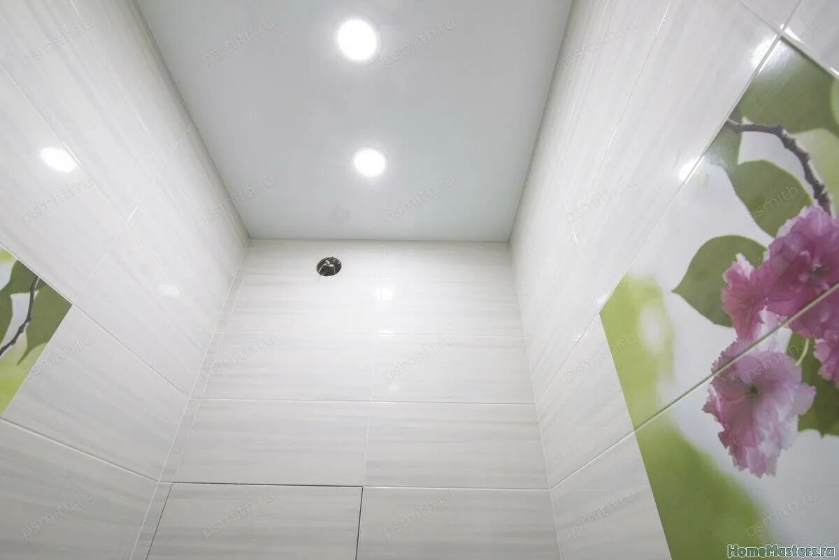 Белый потолок в ванной. Натяжной потолок в туалете. Натяжной потолок в ванной. Подвесной потолок в Туа. Матовый натяжной потолок в ванной.