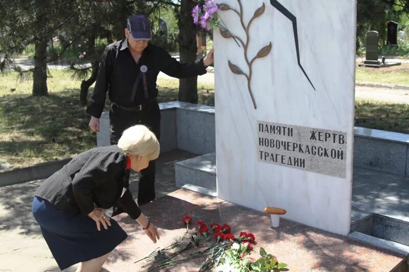 Демонстрация в новочеркасске 1962 год. Новочеркасск памятник расстрелянным. Памятник в Новочеркасске 1962. Трагедия в Новочеркасске в 1962 году. Новочеркасская трагедия 1962 года.